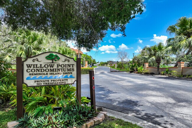 Willow Point Condominiums in Largo, FL - Foto de edificio - Building Photo