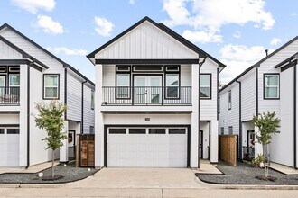 6480 T C Jester Blvd in Houston, TX - Building Photo - Building Photo