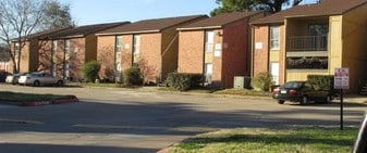 Retreat on Roslyn in Houston, TX - Building Photo