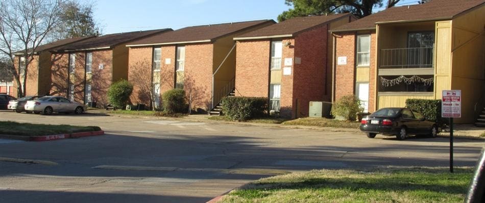 Retreat on Roslyn in Houston, TX - Building Photo