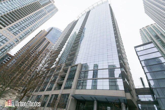 201 N Westshore Dr, Unit J03P in Chicago, IL - Foto de edificio - Building Photo