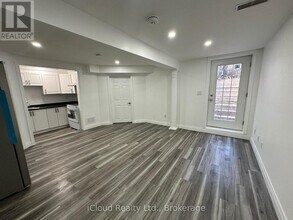 65 Periwinkle Way in Guelph, ON - Building Photo - Building Photo