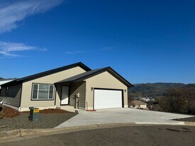 139 NW Makah Ct in Roseburg, OR - Building Photo