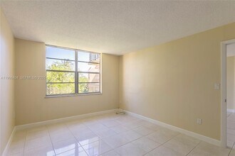 13120 SW 92nd Ave in Miami, FL - Foto de edificio - Building Photo