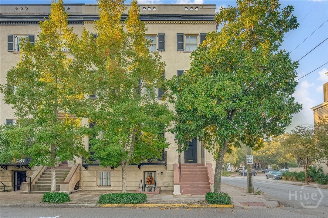 25 W Perry St in Savannah, GA - Building Photo