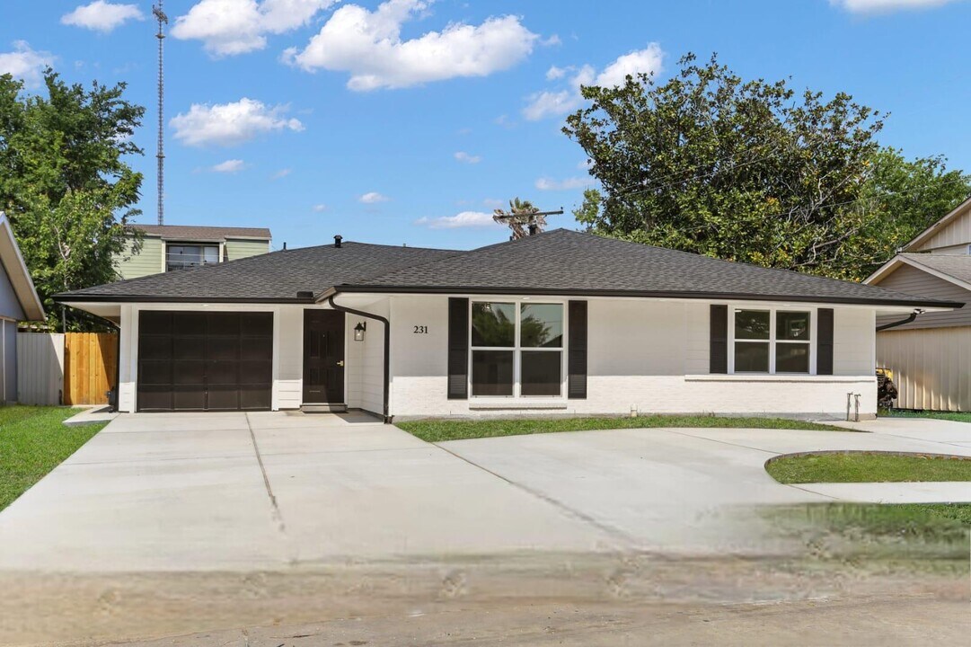 231 Adonis Way in Terrytown, LA - Building Photo