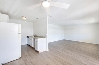 4603 Bayshore Dr in Naples, FL - Foto de edificio - Building Photo