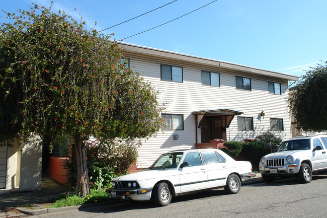 737 Adams St in Albany, CA - Foto de edificio - Building Photo
