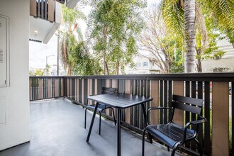 129 S Kings Rd in Los Angeles, CA - Building Photo - Building Photo