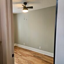 811 Tyler St, Unit SIDE APARTMENT in La Porte, IN - Foto de edificio - Building Photo