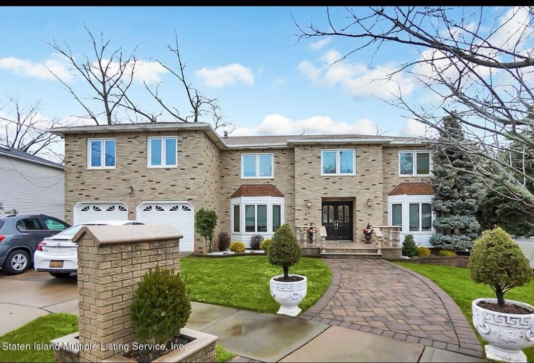 35 Nancy Ln in Staten Island, NY - Building Photo