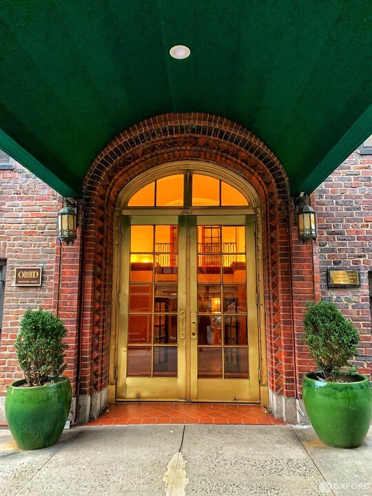 457 W 57th St-Unit -303 in New York, NY - Building Photo