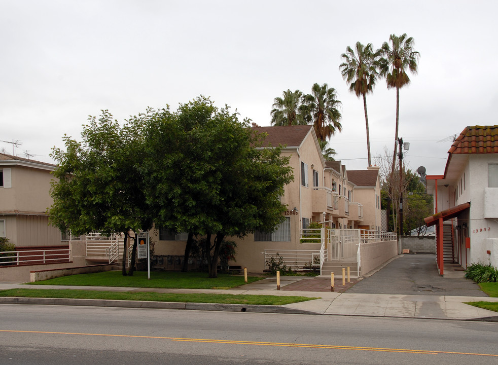12948 Moorpark St. Studio City, in Studio City, CA - Building Photo