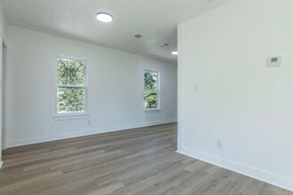 2215 N Elmendorf St in San Antonio, TX - Building Photo - Building Photo