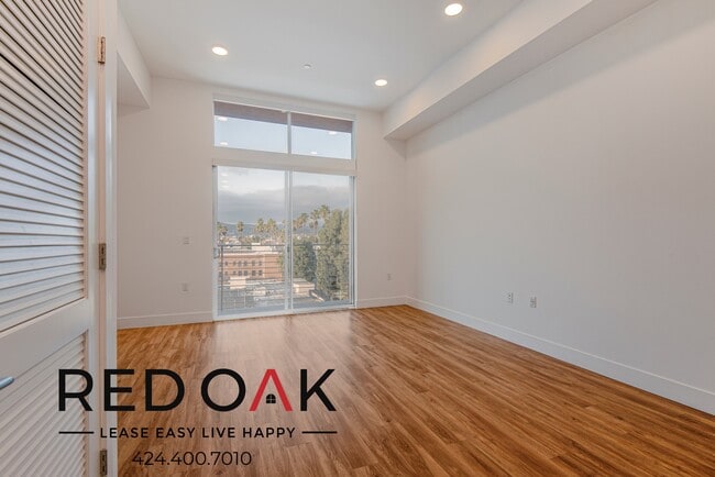 property at 453 S Kenmore Ave