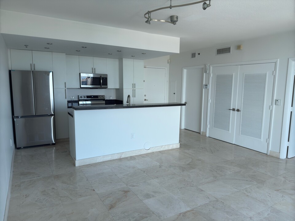 1401 SW 22nd St, Unit Coral Sea View Unit 1003 in Miami, FL - Building Photo