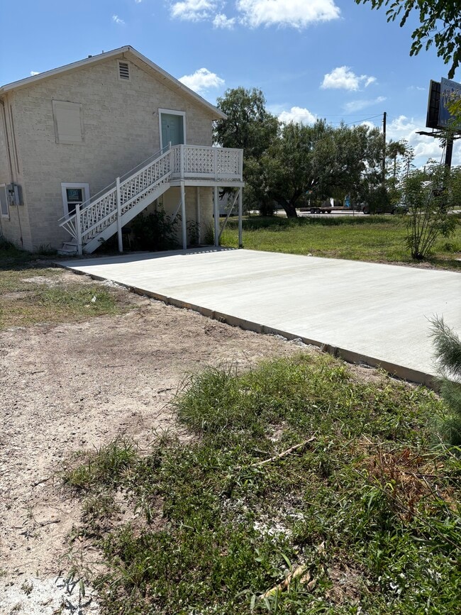 117 S Wells St, Unit King Lifts in Kingsville, TX - Foto de edificio - Building Photo