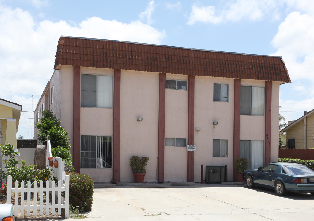 4437 Mcclintock St in San Diego, CA - Foto de edificio