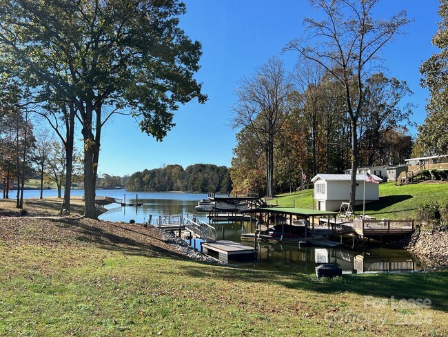 4541 Lake Dr in Sherrills Ford, NC - Foto de edificio - Building Photo