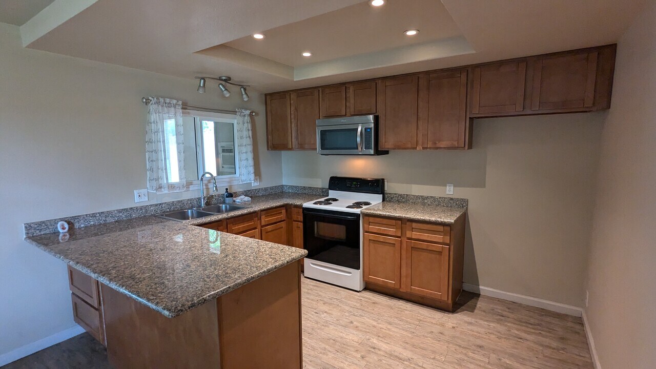 1919 S Linwood St, Unit 709W in Visalia, CA - Building Photo