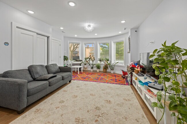 2550 W Balmoral Ave, Unit 1 in Chicago, IL - Foto de edificio - Building Photo