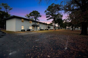 Creekside Meadows in Memphis, TN - Building Photo