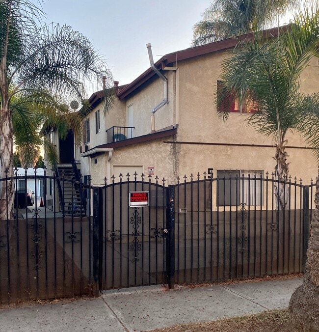 5716 Waring Ave, Unit 202 in Los Angeles, CA - Foto de edificio - Building Photo