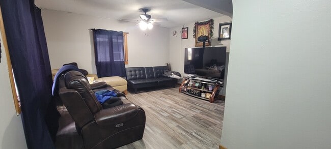 3821 Columbia St in Des Moines, IA - Foto de edificio - Building Photo