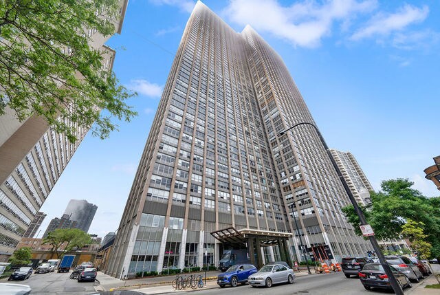 655 W Irving Park Rd, Unit 3308 in Chicago, IL - Building Photo