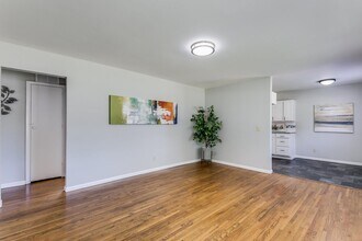 233 S Lamar Ave in Haysville, KS - Building Photo - Building Photo