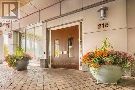 218 Queens Quay W in Toronto, ON - Building Photo