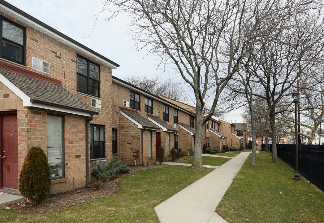 Adams Court Apartments in Hempstead, NY - Building Photo