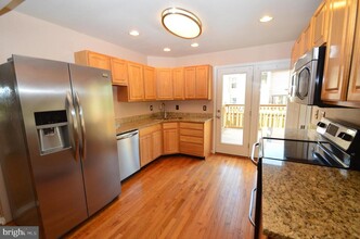 1047 Trevino Ln in Herndon, VA - Building Photo - Building Photo