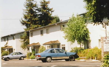 Walnut Manor in Hayward, CA - Foto de edificio - Building Photo