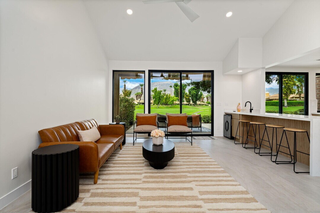 179 Gran Via in Palm Desert, CA - Building Photo