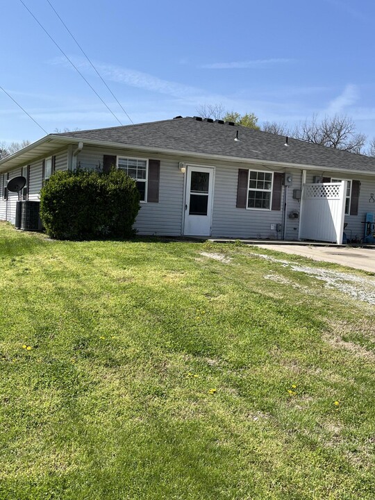 703 W Central Ave in Carthage, MO - Building Photo