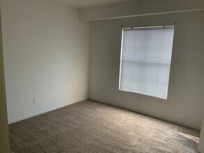 8452 Stoney Bluff Ave in Las Vegas, NV - Building Photo - Building Photo