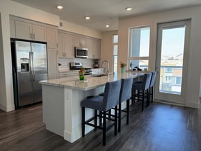 5925 Charlotte Dr, Unit 426 in San Jose, CA - Foto de edificio - Building Photo