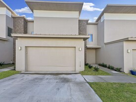 10902 International Blvd in Laredo, TX - Building Photo