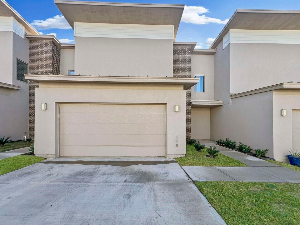 10902 International Blvd in Laredo, TX - Building Photo