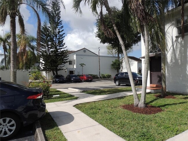 4864 NW 97th Ct, Unit 349 in Doral, FL - Building Photo - Building Photo