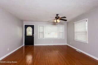 7706 Poinsettia Dr in Louisville, KY - Building Photo - Building Photo
