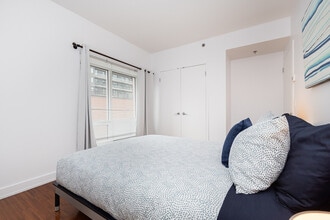 244 Rue De la Gauchetière O in Montréal, QC - Building Photo - Building Photo
