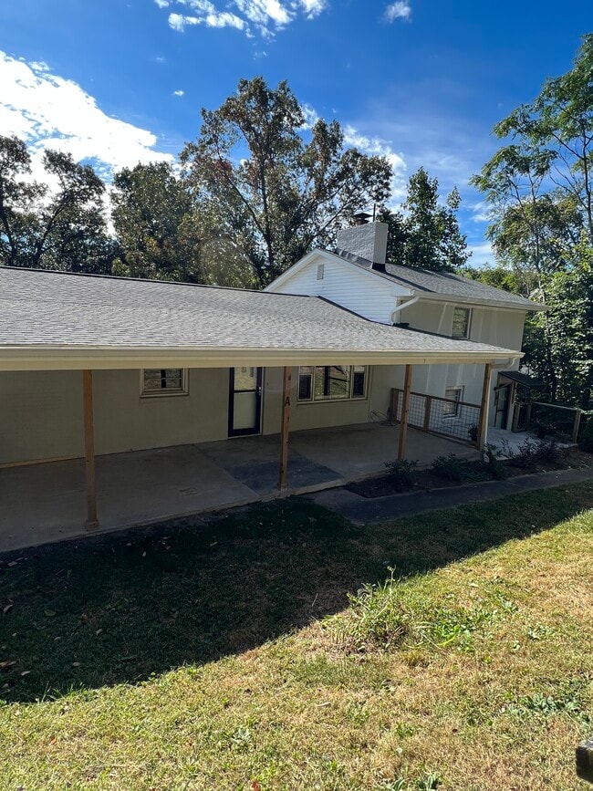 110 Pine Hill Dr in Swannanoa, NC - Building Photo - Building Photo