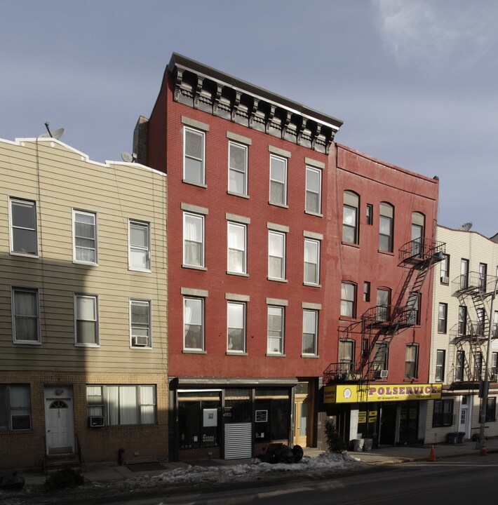 165 Greenpoint Ave in Brooklyn, NY - Building Photo