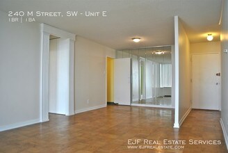 240 M St SW-Unit -Unit E in Washington, DC - Foto de edificio - Building Photo