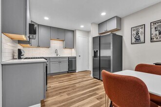 5516 W Higgins Ave in Chicago, IL - Building Photo - Building Photo