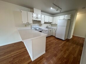 557 Laine St, Unit 557 Laine St APT. 3 Mont in Monterey, CA - Building Photo - Building Photo