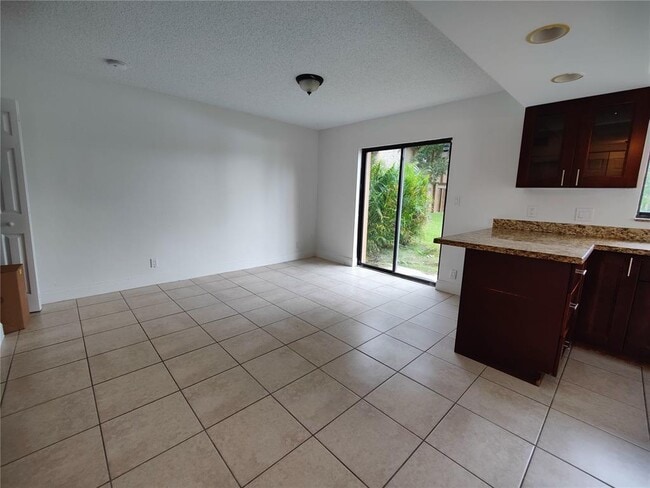 181 Wimbledon Lake Dr in Plantation, FL - Building Photo - Building Photo