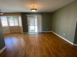 1327 middlebrook way in Rohnert Park, CA - Foto de edificio - Building Photo